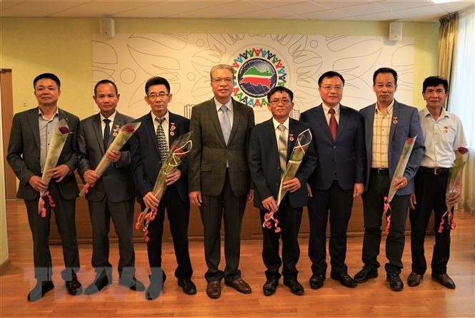 越南驻俄罗斯大使邓明魁与7名党员合影。（图片来源：越通社）