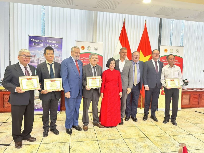 越南驻匈牙利大使阮氏碧草向越南译者授予奖状。（图片来源：《越南之声》）