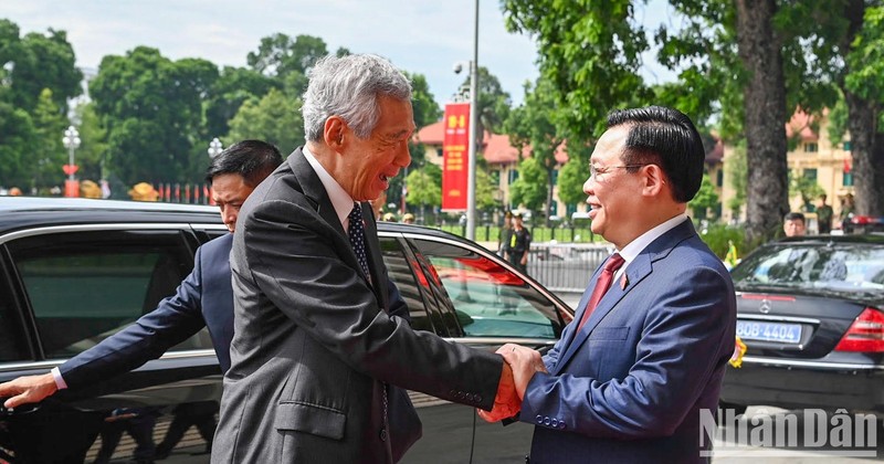 越南国会主席王廷惠欢迎新加坡总理李显龙访越。
