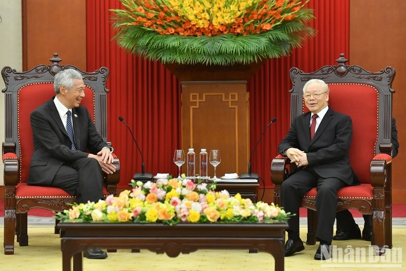 越共中央总书记阮富仲会见新加坡总理李显龙。
