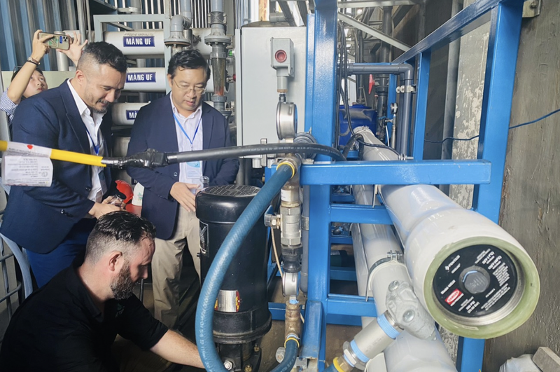 美国向越南转让纳米水处理技术。（图片来源：人民军队报）