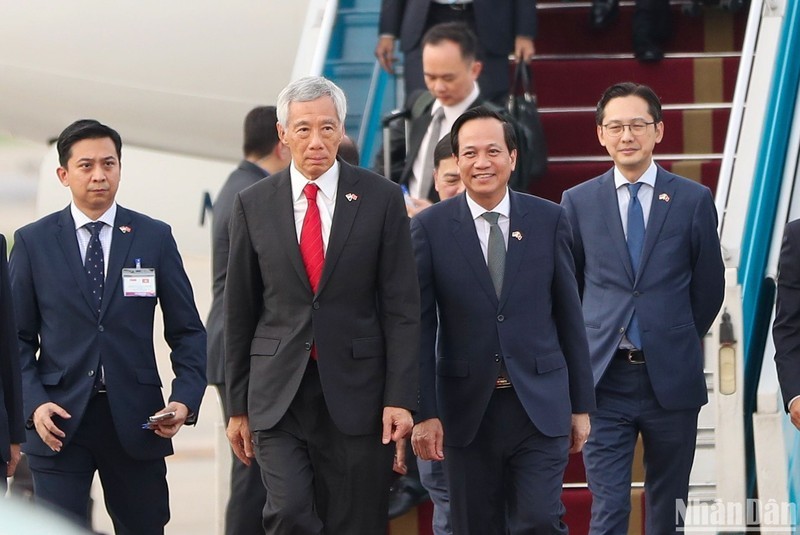 越南劳动荣军与社会部部长陶玉蓉在机场迎接李显龙总理。