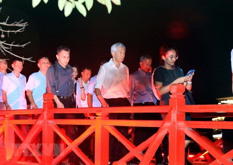 新加坡总理李显龙在栖旭桥上漫步。（图片来源：越通社）