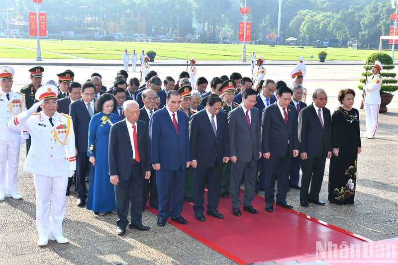 越南党和国家领导入陵瞻仰胡志明主席遗容。