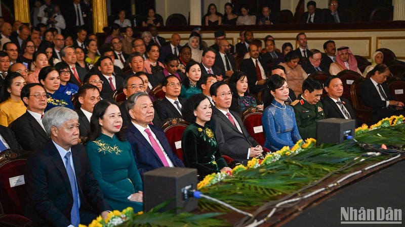 党、国家领导人出席庆祝越南社会主义共和国成立78周年招待会。