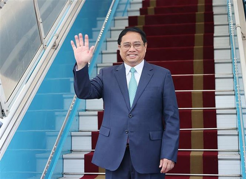 越南政府总理范明正启程前往印尼出席第43届东盟峰会。（图片来源：越通社）