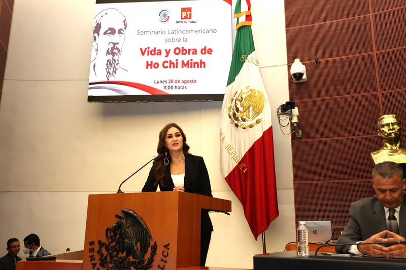 墨西哥参议员乔瓦娜·巴努埃洛斯发表讲话。（图片来源：越通社）