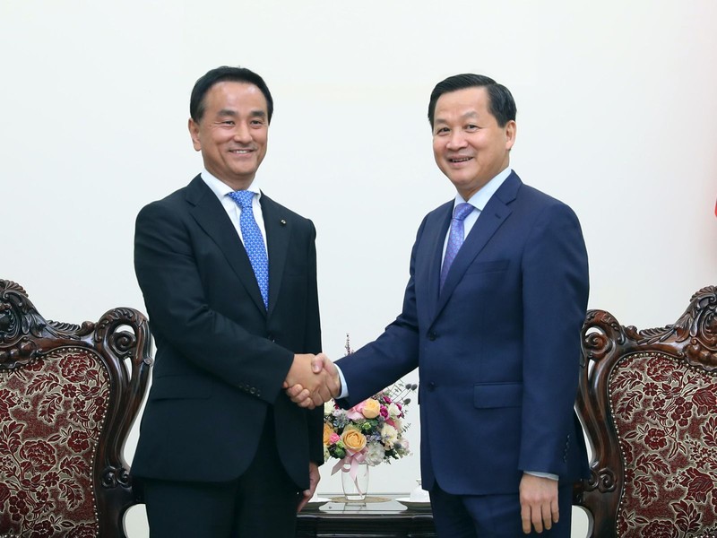 越南政府副总理黎明慨同日本山口县知事村冈津正亲切握手。