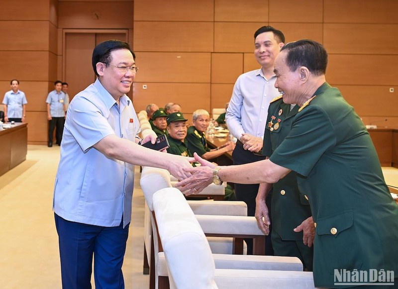 越南国会主席王廷惠和与会代表握手。