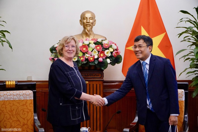 越南外交部副部长阮明宇会见法国参议院法越友好议员小组主席凯瑟琳·德罗什。（图片来源：越通社）