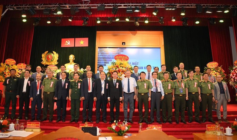 苏林部长与国家网络安全协会第一届（2023-2028年任期）执行委员会委员合影。