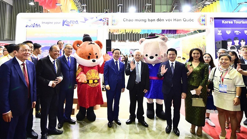 各位代表出席第17届胡志明国际旅游博览会开幕式。