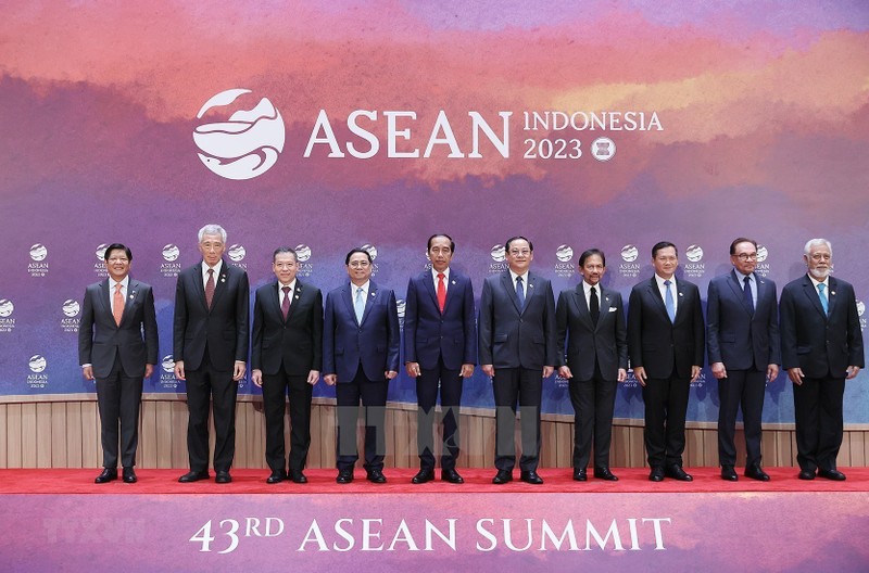 越南政府总理范明正（左四）与各国领导人合影。（图片来源：越通社）