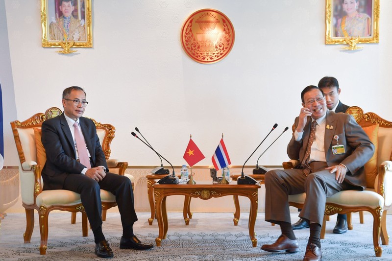 泰国国会上议院议长蓬佩亲切会见越南驻泰国大使潘志成。（图片来源：越通社）