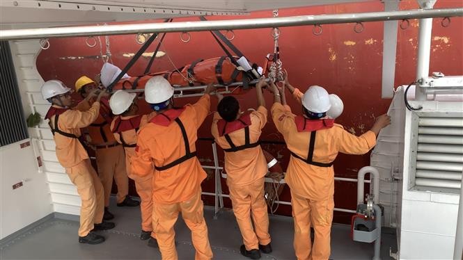 越南第三区海事搜救协作中心及时营救两名海上遇险外籍船员。（图片来源：越通社）