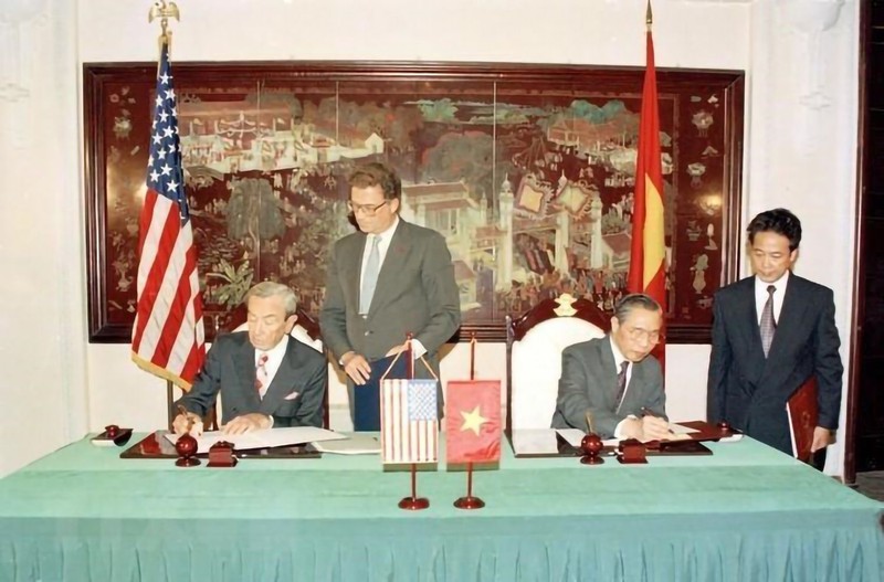 1995年8月5日，美国国务卿沃伦·克里斯托弗与越南外交部长阮孟琴在河内签署议定书，越南与美国正式建立外交关系。（图片来源：越通社）