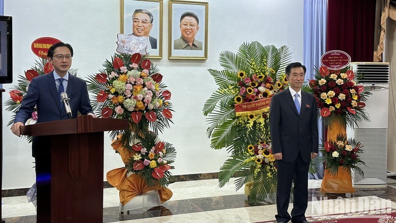 越南外交部副部长杜雄越在招待会上发表讲话。