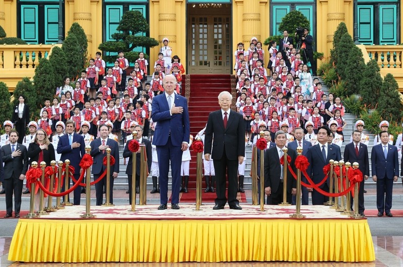 越共中央总书记阮富仲举行仪式，欢迎美国总统乔·拜登访越。（图片来源：越通社）