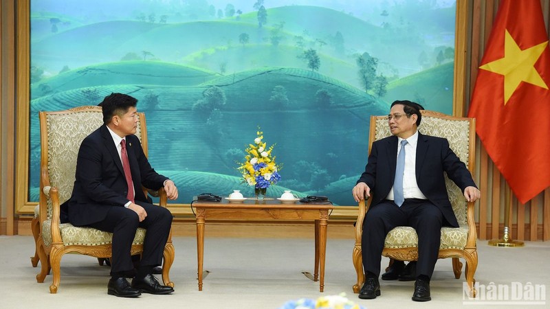 越南政府总理范明正会见蒙古国法律内务部长尼亚木巴特尔。