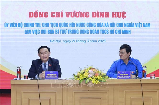 2023年3月21日越南国会主席王廷惠与胡志明共青团中央书记处举行工作会议。（图片来源：越通社） 
