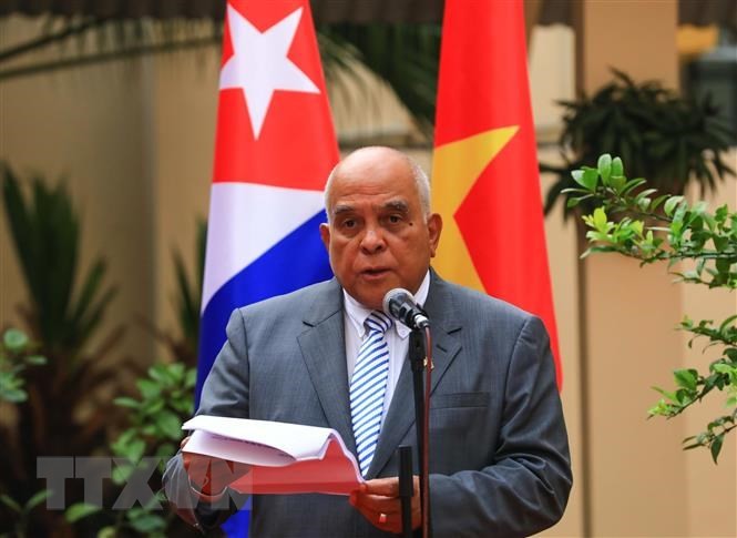 古巴方驻越南特命全权大使奥兰多·尼古拉斯·埃尔南德斯·吉伦在图片展开展仪式上发言。（图片来源：越通社）