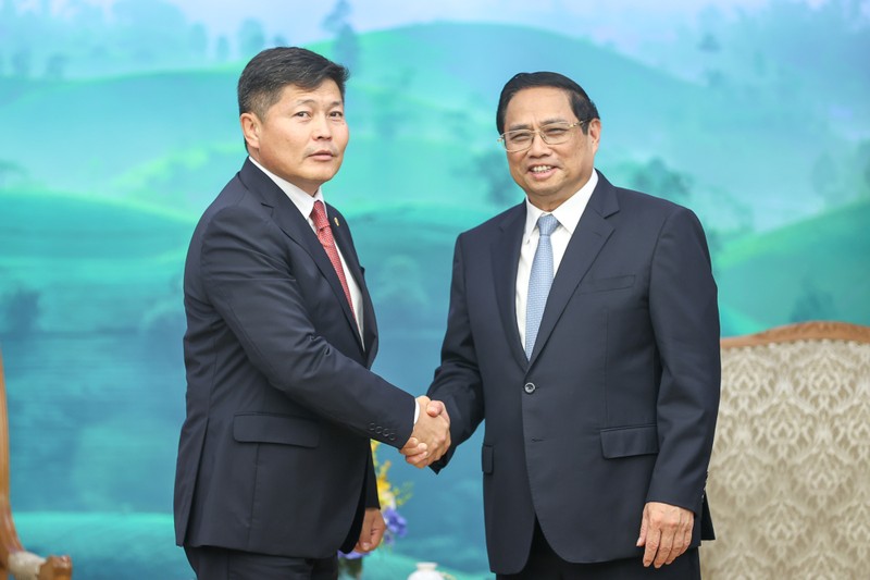 越南政府总理范明正会见蒙古国法律内务部长尼亚木巴特尔。（图片来源：VGP）