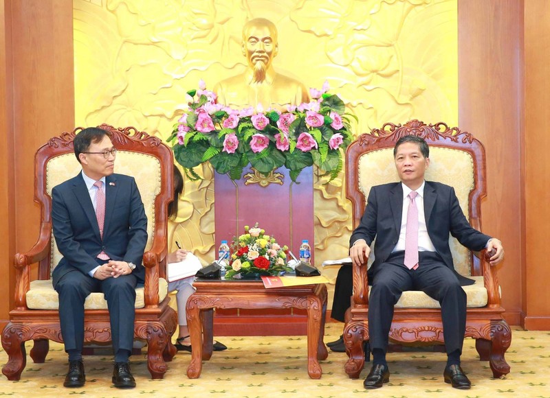 越共中央政治局委员、中央经济部部长陈俊英（右）会见韩国驻越南大使崔泳三。（图片来源：越通社）