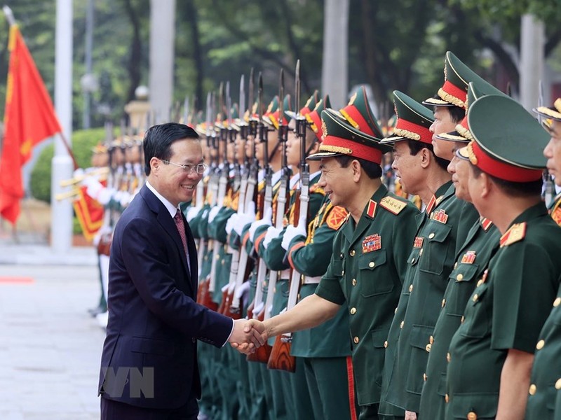 越南国家主席武文赏与国防学院领导。（图片来源：越通社）