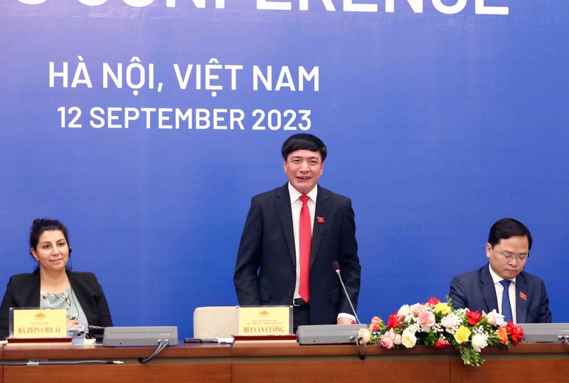 越南国会办公厅主任裴文强发表讲话。（图片来源：越通社）