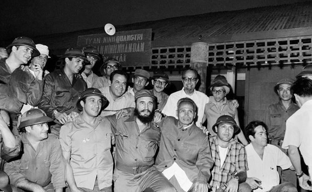 1973年9月，越南政府总理范文同和古巴共产党中央委员会第一书记、古巴革命政府总理菲德尔·卡斯特罗访问越南广治省。（图片来源：资料图）
