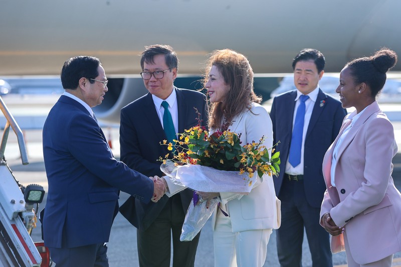 越南政府总理范明正同越南代表团乘坐的专机已抵达美国加利福尼亚州旧金山国际机场。（图片来源：VGP）