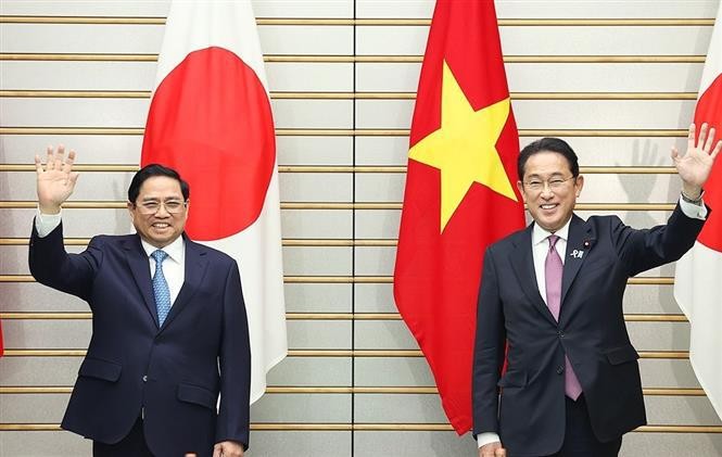 越南政府总理范明正2021年11月对日本进行正式访问期间会见日本首相岸田文雄。（图片来源：越通社）