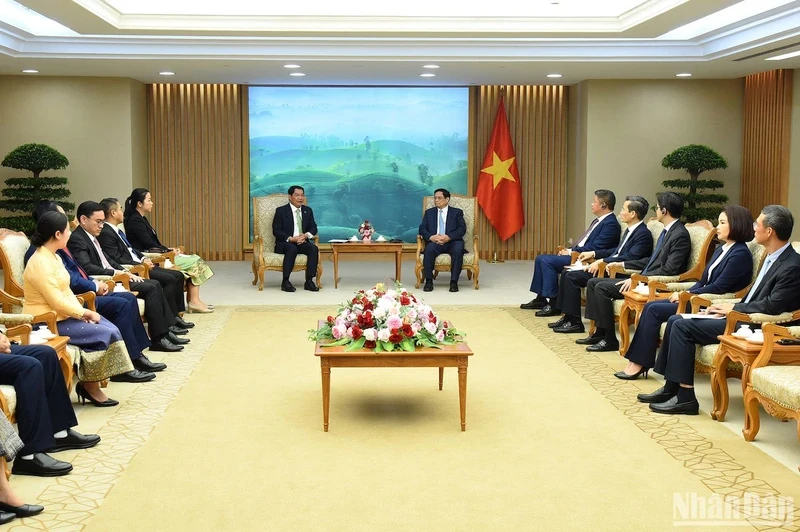 越南政府总理范明正会见老挝万象市市长阿萨潘通·西潘敦。