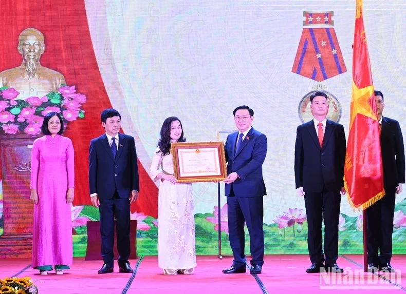 越南国会主席王廷惠向《人民代表报》社授予一级劳动勋章。