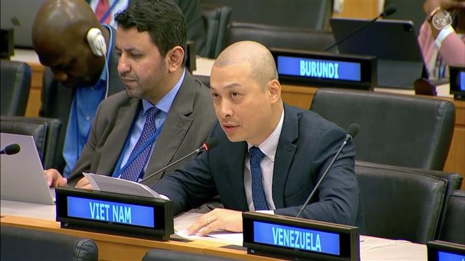越南常驻联合国代表团副团长阮黄原参赞在一般性讨论会上发表讲话。（图片来源：越通社）