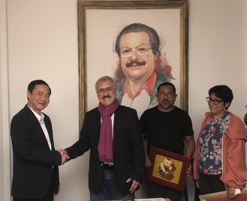 越共中央内政部副部长阮太学与哥伦比亚共产党领导合影。（图片来源：越通社）