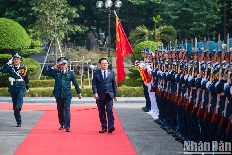 越南国会主席王廷惠与防控空军领导人。