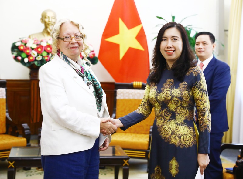 越南外交部副部长黎氏秋姮(右）会见联合国日内瓦办事处总干事塔蒂亚娜·瓦洛瓦亚。（图片来源：越通社）