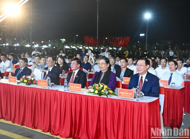 越南国会主席王廷惠出席第一届山罗省咖啡节开幕式。