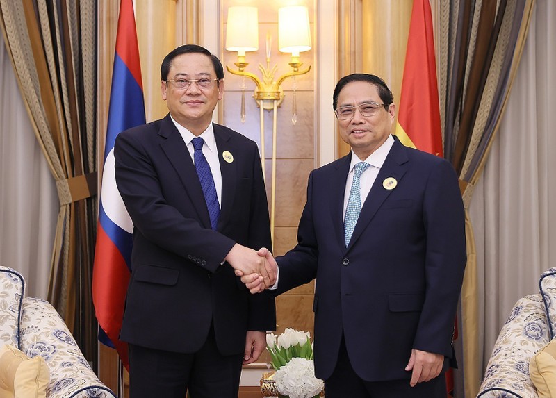 越南政府总理范明正会见老挝总理宋赛·西潘敦。（图片来源：越通社）