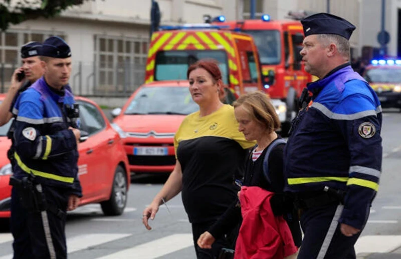 法国警察在控制持刀袭击者后疏散了甘贝塔-卡诺学校的教职员工和学生。（图片来源：路透社）