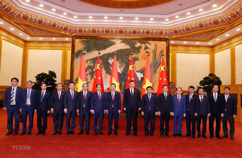 越南国家主席武文赏和中共中央总书记、中国国家主席习近平与双方代表合影。