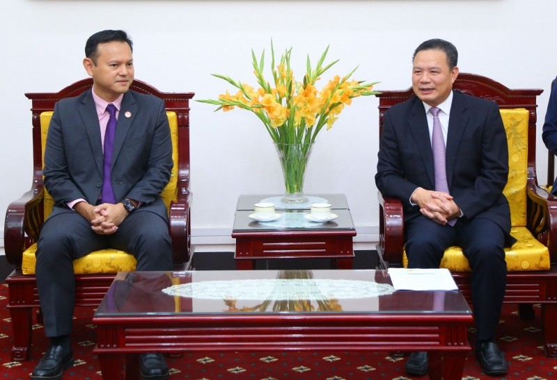 越南劳动、荣军与社会部副部长黎文青会见新加坡人力部和国家发展部国务部长扎基·穆罕默德。