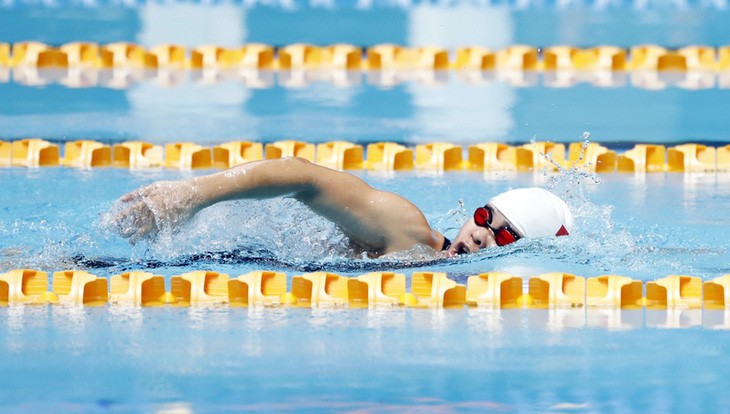 越南选手韦氏恒在杭州亚残运会游泳项目女子100米自由泳S7级比赛中获得铜牌。（图片来源：越通社）