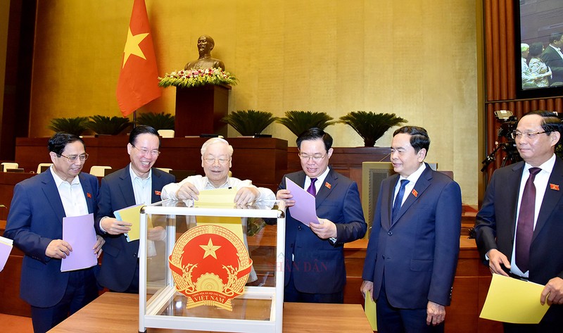 越南国会对44位领导人进行信任投票。