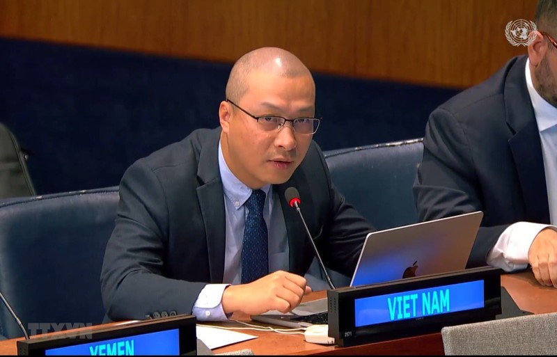 越南常驻联合国代表团副团长阮黄原公使衔参赞代表东盟成员国发表讲话。