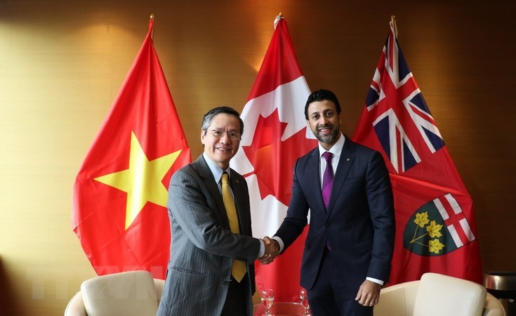 越南驻加拿大大使范荣光和安大略省促进出口、国际贸易和经济发展事务国务秘书辛胡。（图片来源：越通社）