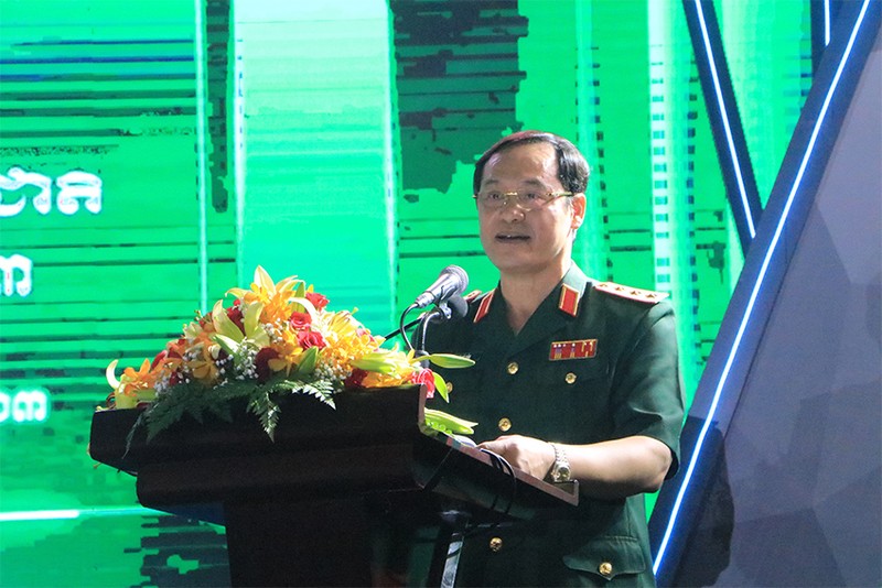 越共中央委员、越南国防部副部长武海产上将在开幕式上发表讲话。