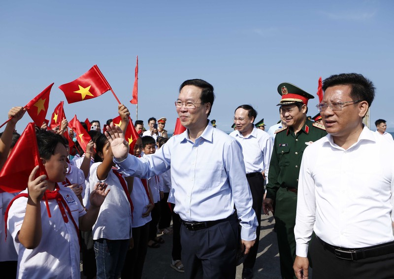 越南国家主席武文赏走访慰问广宁省姑苏岛县军民。