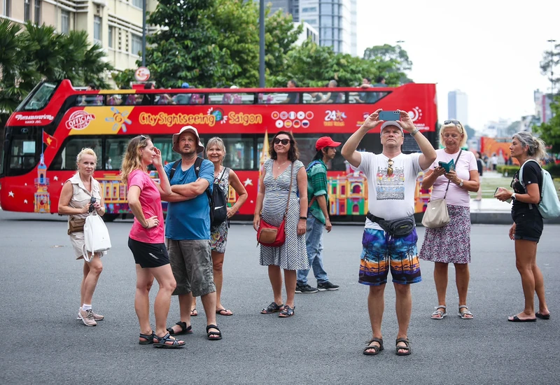 越南旅游业连续4个月接待外国游客量突破100万人次 。